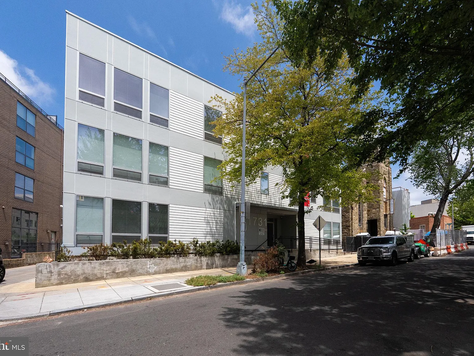 1 bed, 550 sqft, $2,360 — Photo 2
