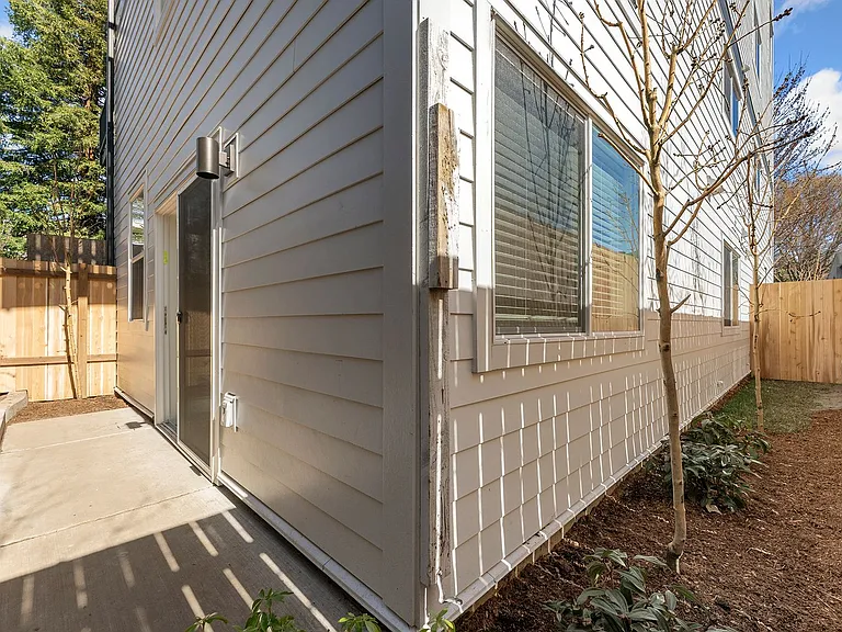 1820 NE Davis St #105 — Photo 26