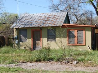 405 May St, Sabinal, TX 78881