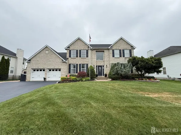 27 Mitchell Dr, Monroe Township, NJ 08831