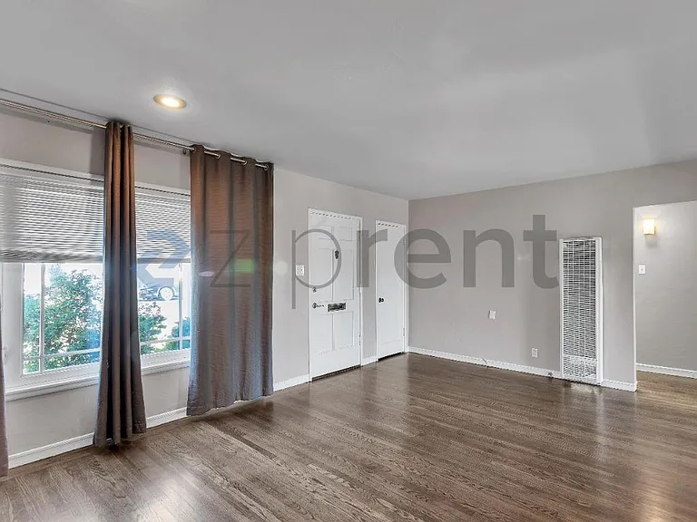 619 35th St — Photo 5
