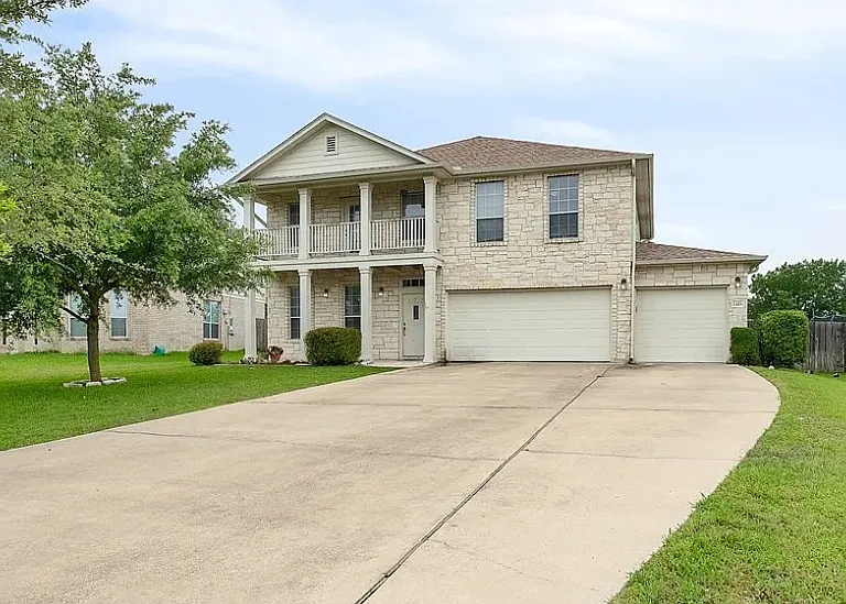 2426 Caroline Ct — Photo 3