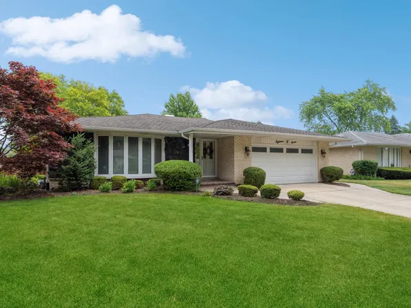 1807 N Larch Dr, Mount Prospect, IL 60056