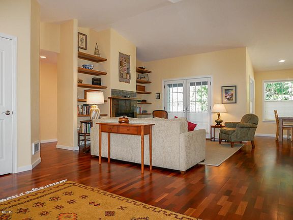 4th image of 820 SW Dolores Dr