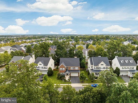3rd image of 42569 Regal Wood Dr