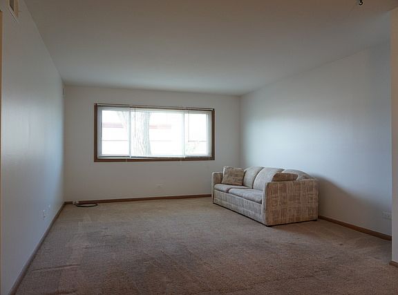 3rd image of 1925 E Oakton St APT 2A