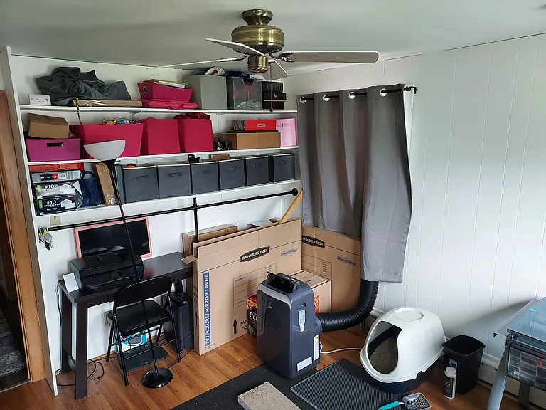 Second bedroom.