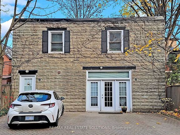 3rd image of 93 Spadina Rd