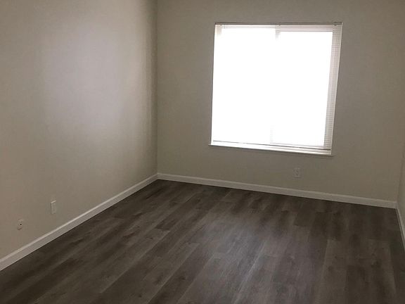 5th image of 456 Wayne Ave #17