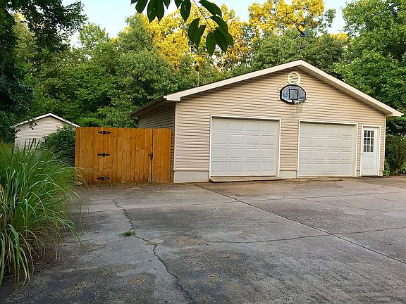 Mechanic pit & out bldg
