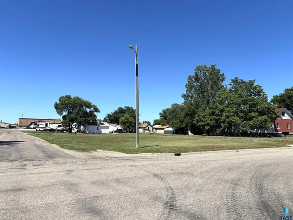 705 E 2nd St, Miller, SD 57362
