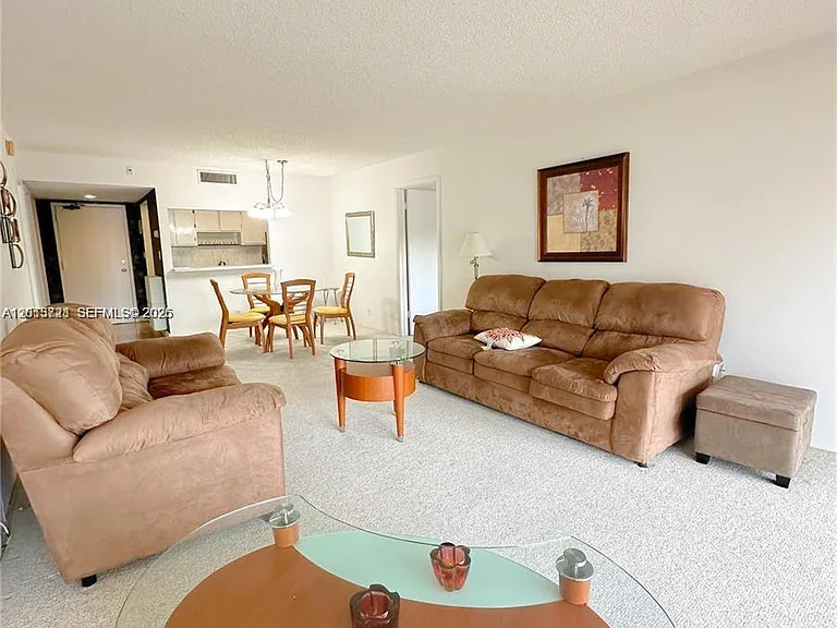 240 Lakeview Dr #212 — Photo 2