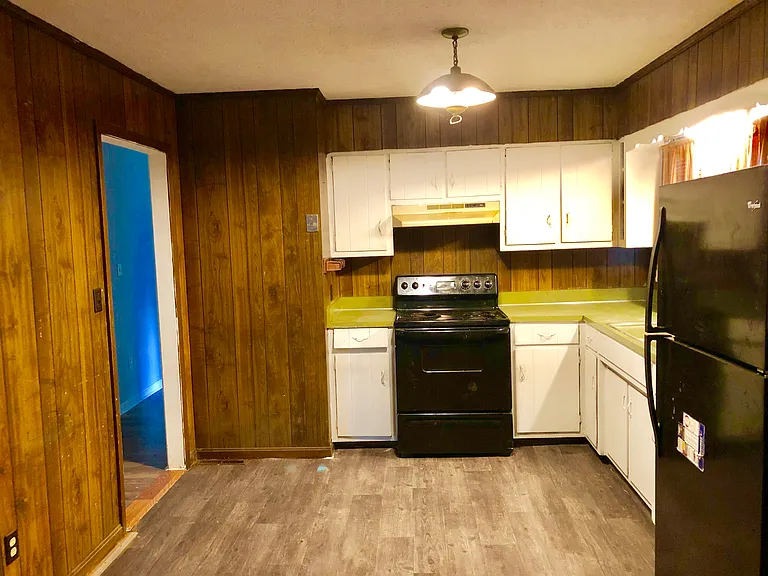 1250 Stratford Dr — Photo 3