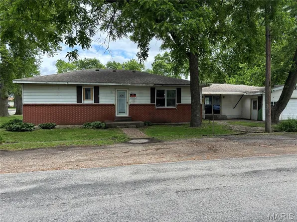 920 N Dye St, Virden, IL 62690