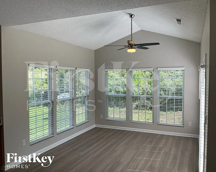 3 bed, 2.5 bath, 1525 sqft, $1,715 — Photo 3