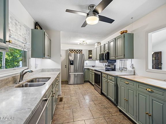4th image of 10033 Bluegrass Rd