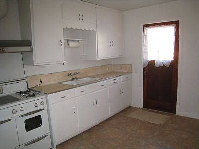 kitchen w/eat in area