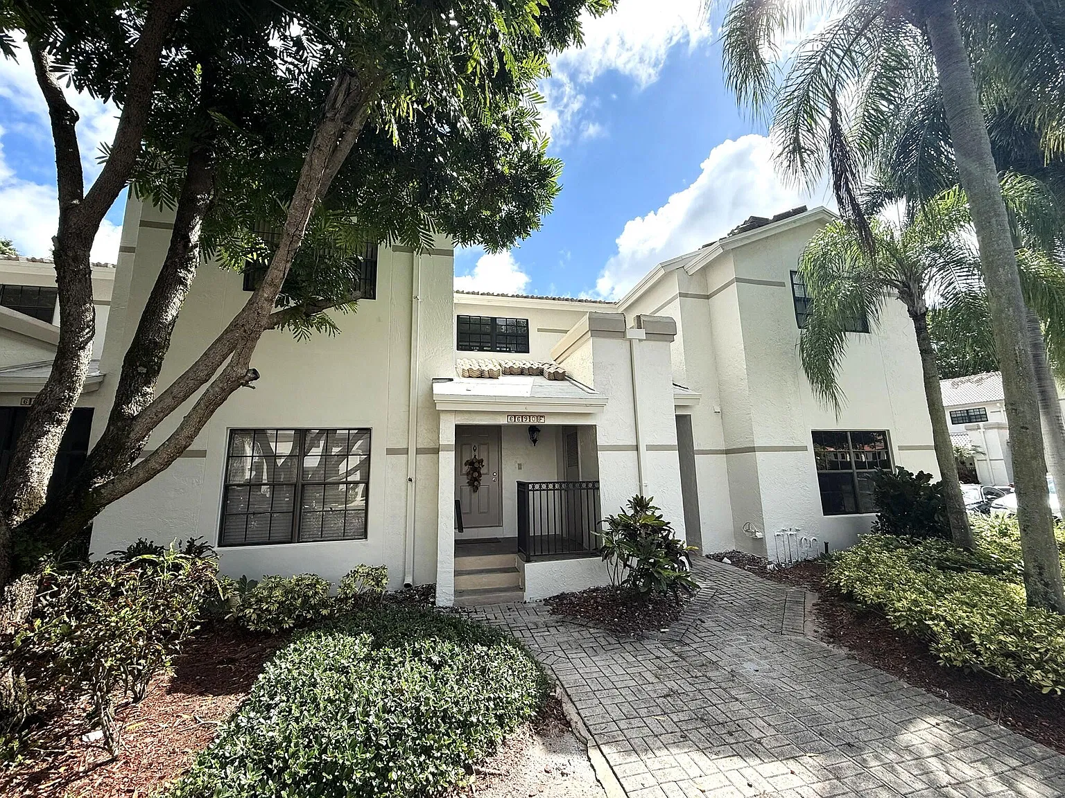 2 bed, 2.0 bath, 1319 sqft, $2,700 — Photo 2