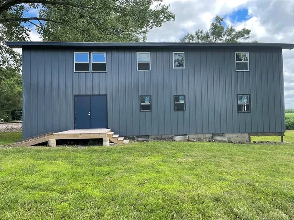 7050 NW Railroad Ave, Waldron, MO 64092