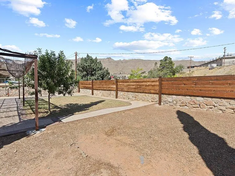 304 Carnival Dr — Photo 34