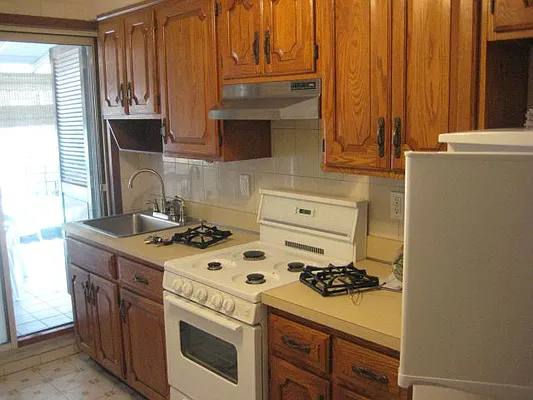 Rented by Zikos Realty Services | media 27