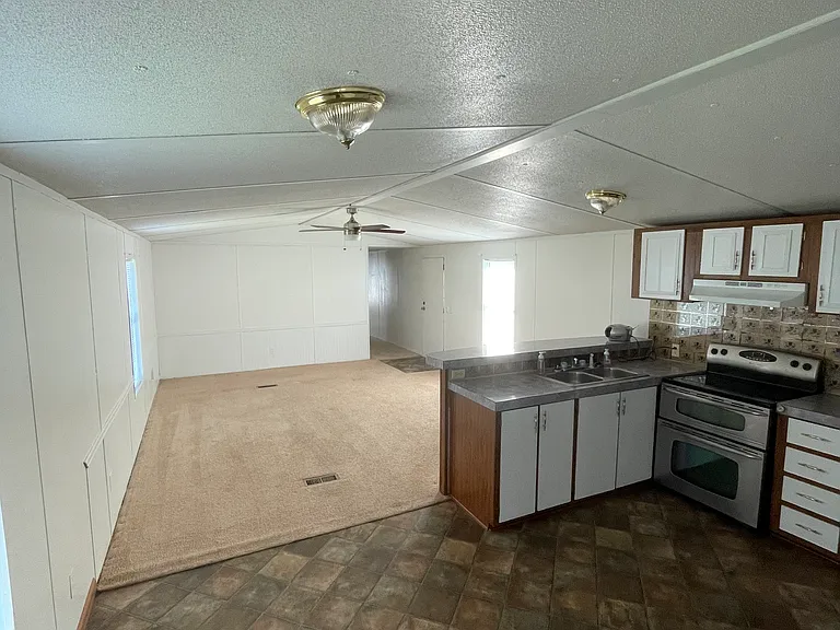 575 N Bellwood Rd — Photo 2