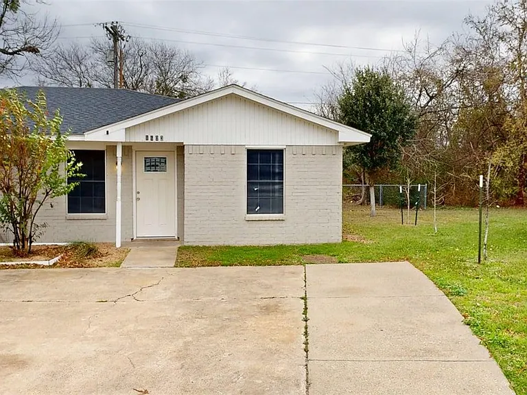1605 Cloverdale Ct — Photo 1