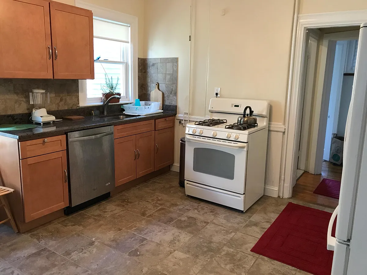 kitchen - 20 Crescent St #2