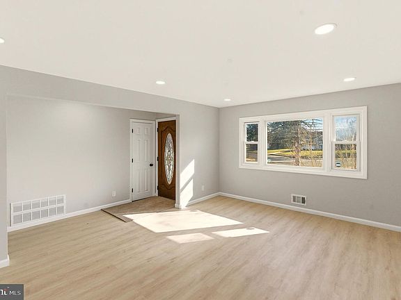 3rd image of 102 Dawn Dr