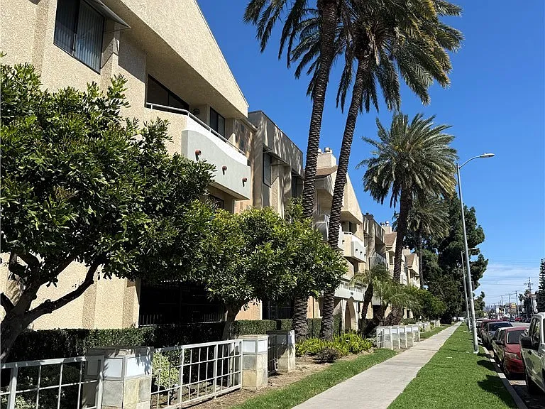 19009 Sherman Way #16 — Photo 1