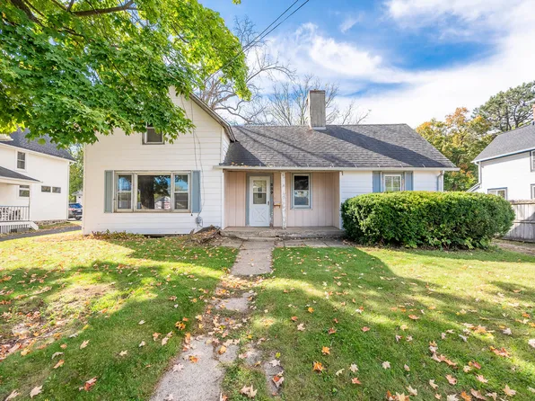 330 Lake Ave, Woodstock, IL 60098