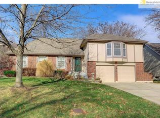 1132 NE Oak Tree Dr, Lees Summit, MO 64086