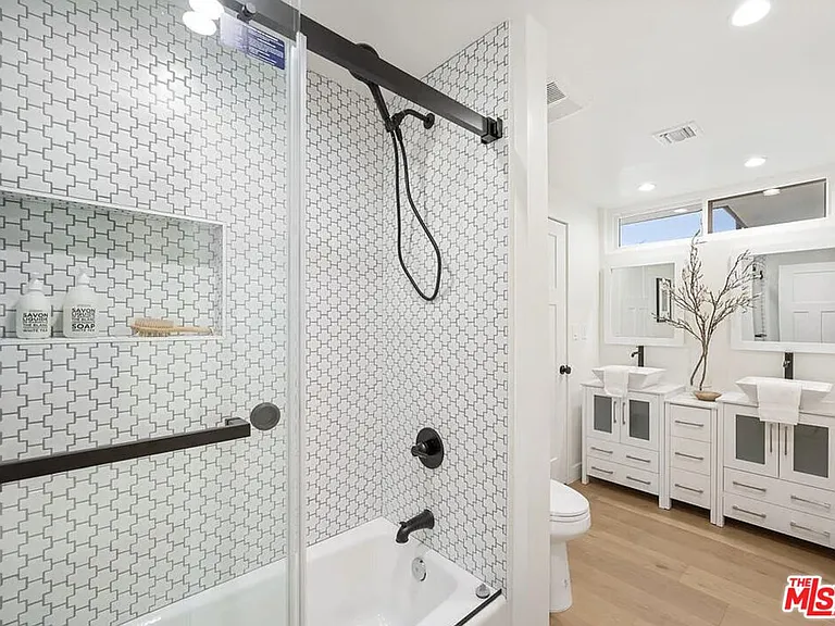 3852 Sherview Dr — Photo 17