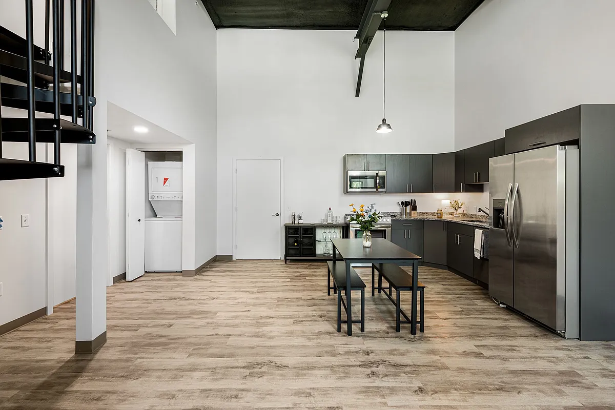 Building Photo - 300 Penn St #207