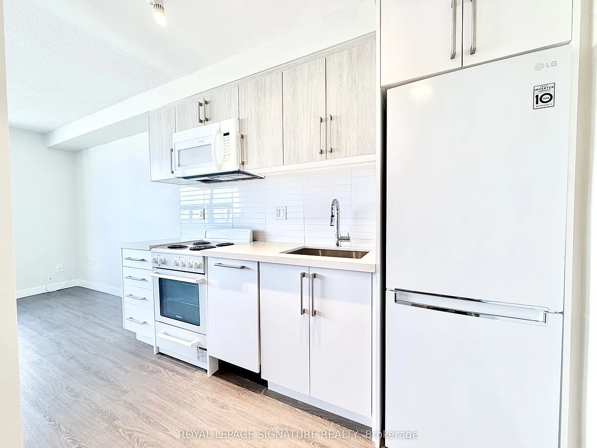 Building Photo - 1500 Bathurst St #1206