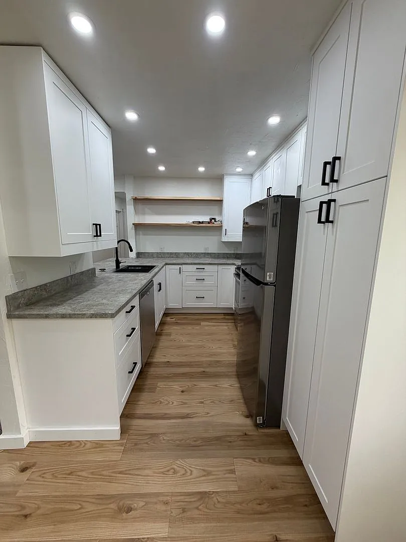 Meadow 2-bedroom, 2-bathroom apartment with garage available immediately. — Photo 2