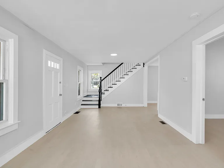 939 E County Line Rd — Photo 5