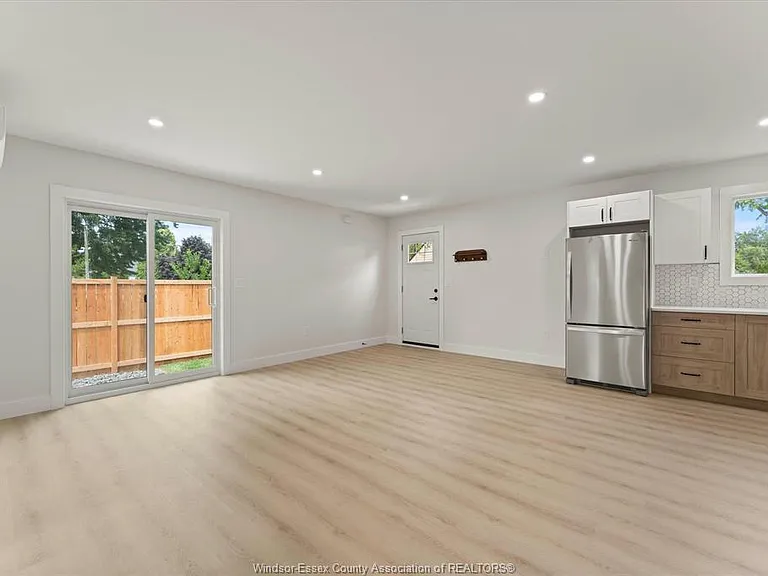 557 Elinor St — Photo 6
