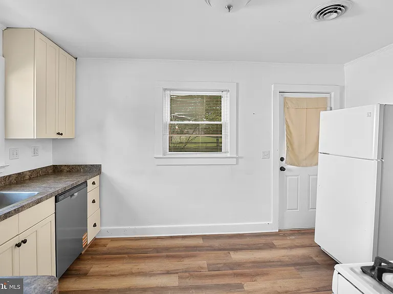 15 Sycamore Ave — Photo 9