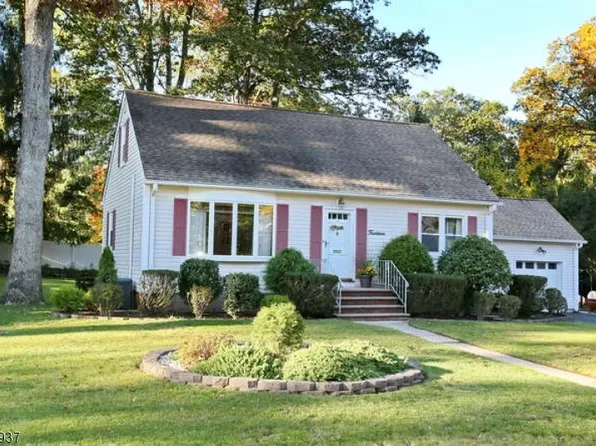14 Colonial Rd, Midland Park Boro, NJ 07432