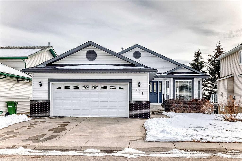 228 E Woodside Cres NW