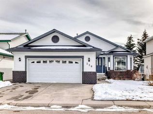 228 E Woodside Cres NW, Airdrie, AB T4B2G8