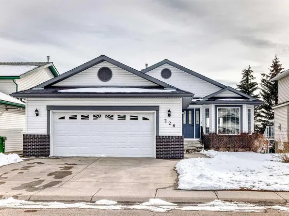 228 E Woodside Cres NW, Airdrie, AB T4B 2G8