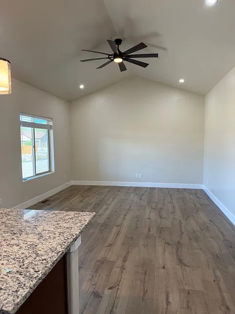3 bed, 1405 sqft, $2,400 — Photo 4