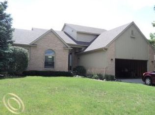 3474 Lakeshore Dr, Waterford, MI