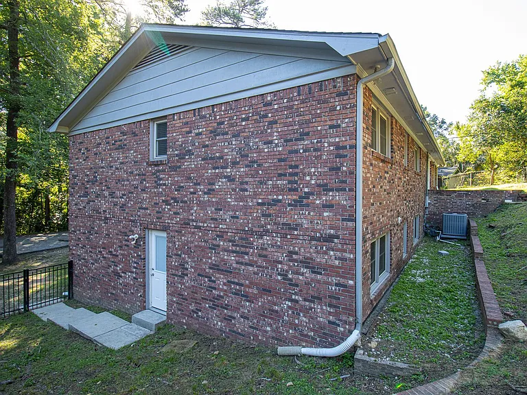 1110 Slann Dr — Photo 50