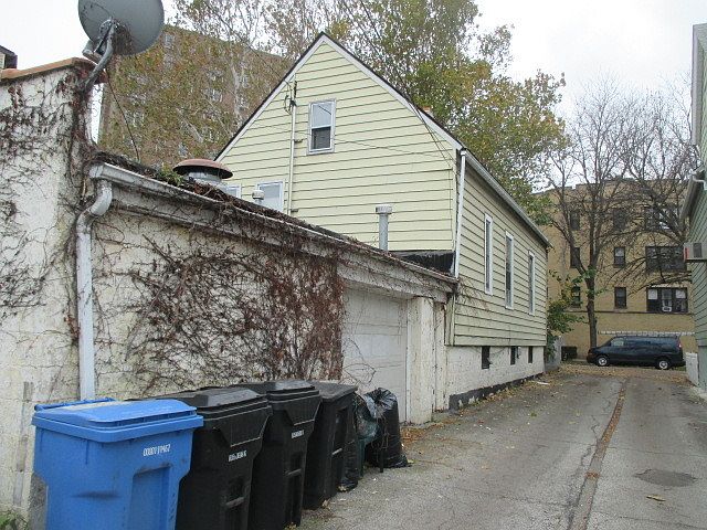 2nd image of 6027 N Hermitage Ave