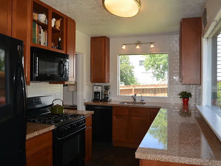 1237 Steele St — Photo 2