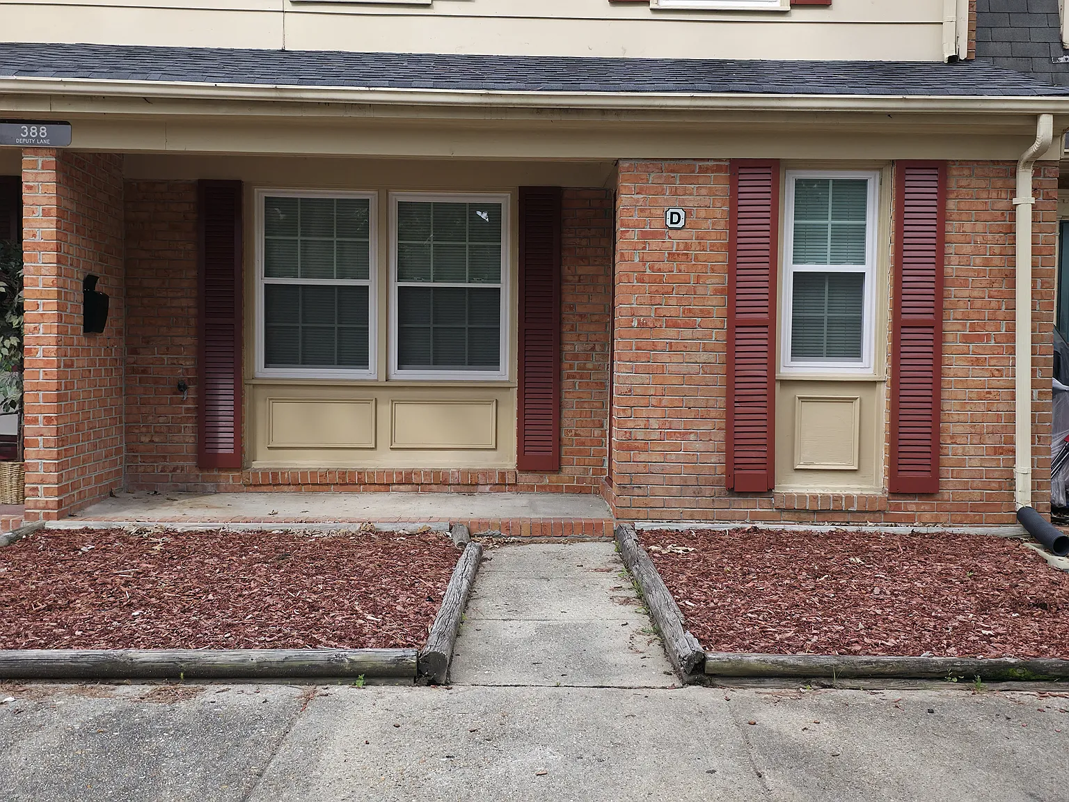3 bed, 1.5 bath, 1392 sqft, $1,750 — Photo 1