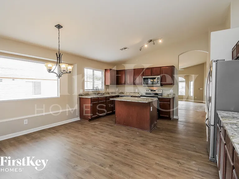 1610 E Desert Ln — Photo 5
